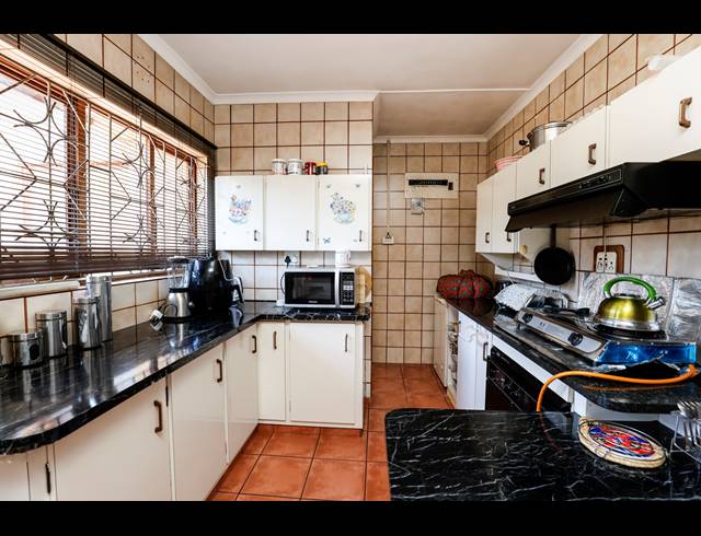 6 BEDROOM HOUSE FOR SALE IN AVOCA